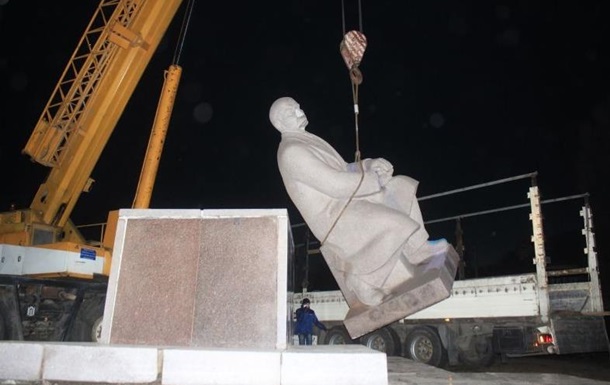 В Украине за день демонтировали четыре памятника Ленину и один бюст