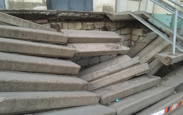 В Симферополе в поликлинике обрушилась лестница