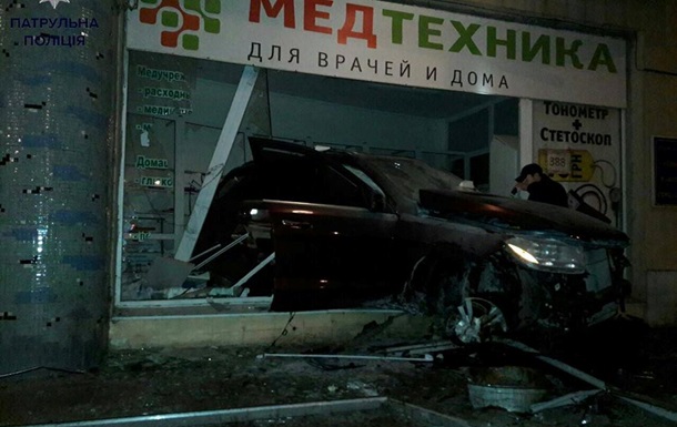 В Одесі п яний водій влетів у магазин