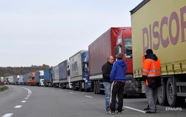 На білоруському кордоні скупчилися сотні вантажівок