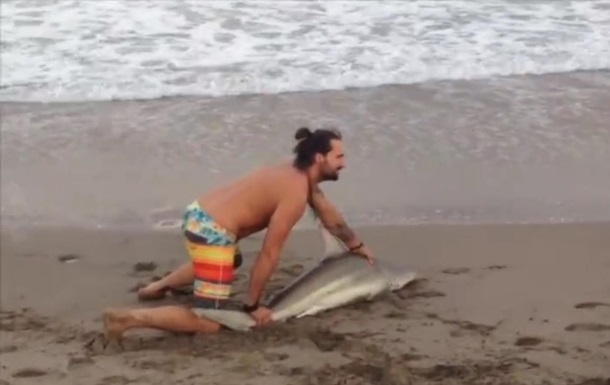 Американець витягнув акулу з води заради фотографії