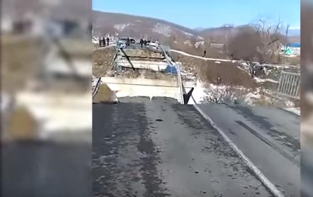 В России рухнул мост: задержан водитель грузовика
