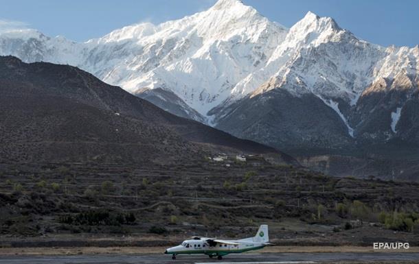 Пасажирський літак зник в горах Непалу