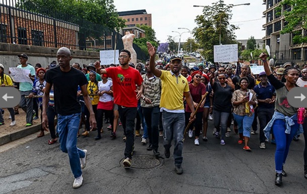 В ЮАР протестующие студенты подожгли университет