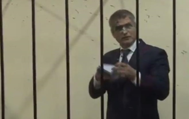 Экс-главу СБУ Киева облили зеленкой в суде