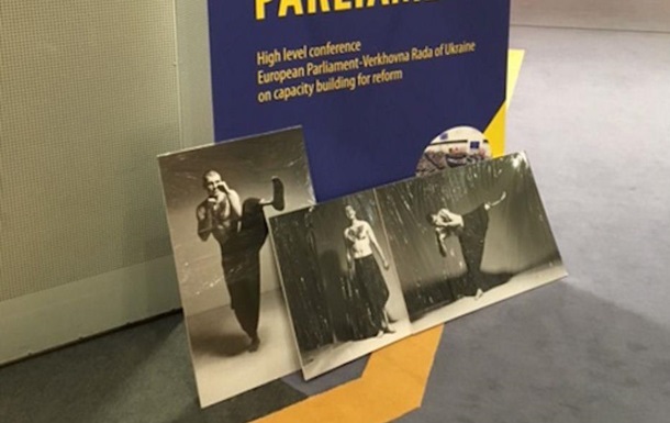 В Европарламенте убрали фото украинца со свастикой