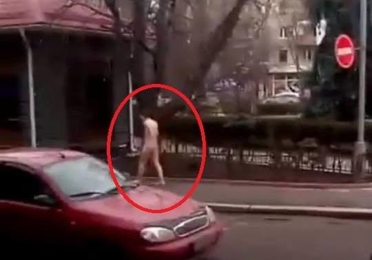 Голый мужчина разгуливал по улицам Кременчуга