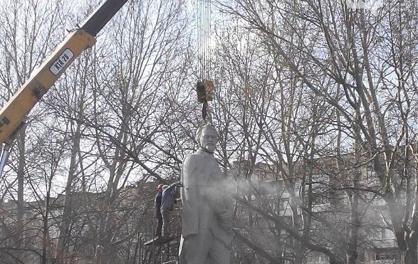 В Запорожье сносят памятник Дзержинскому