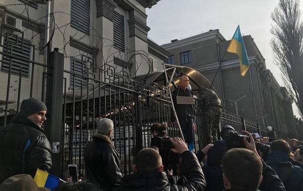 Кому выгодны нападения на посольства РФ в Украине? 