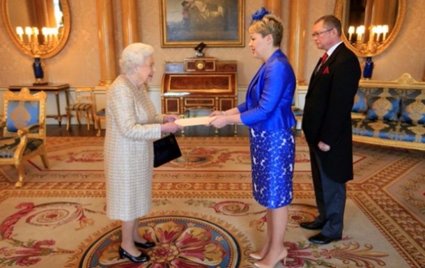 Посол України в Британії розповіла про вбрання на прийомі у королеви