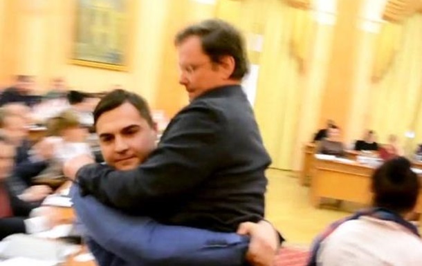 Заму Саакашвили Саше Боровику подарили букет роз и  вынесли из зала на руках