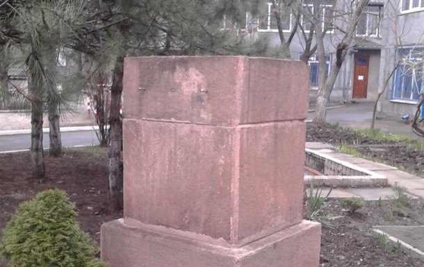 В Мариуполе спрятали памятник Дзержинскому