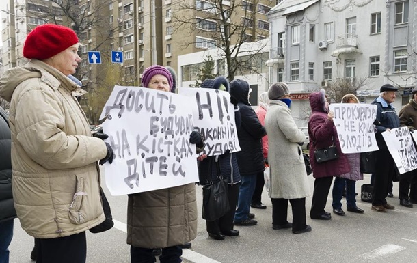 СТОЛИЧНІ БАБУЛІ-ТІТУШКИ ВЗЯЛИСЯ ЗА ЗАКОННІ БУДІВНИЦТВА. НІЧОГО ОСОБИСТОГО, ПРОСТ