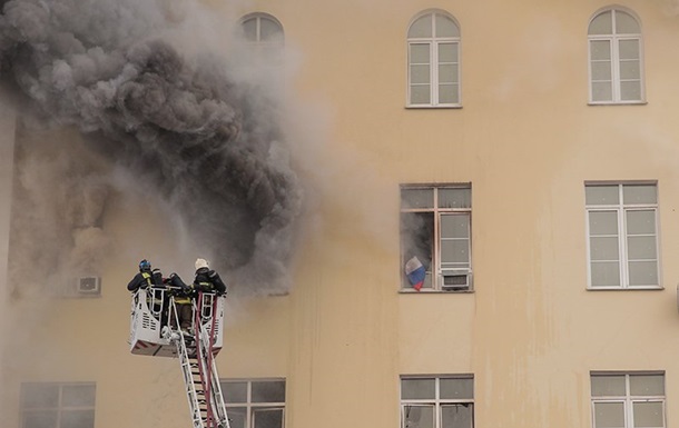 Пожежа в будівлі Міноборони РФ посилилася