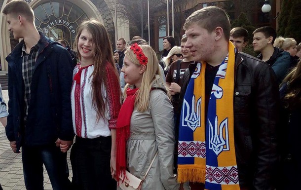 Киевские студенты создали  цепь  в поддержку голландского референдума