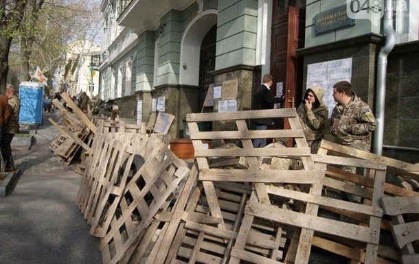 Біля одеської прокуратури встановили барикади