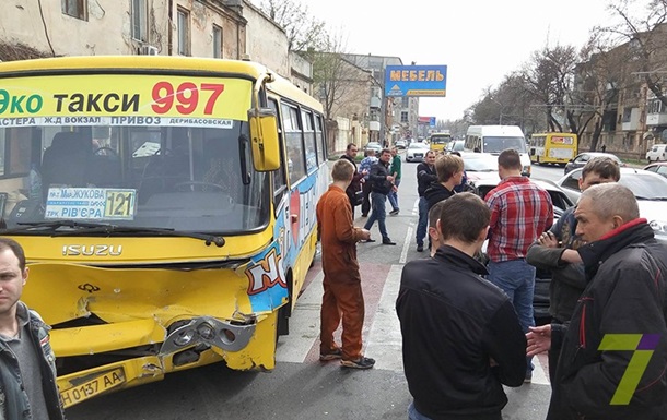 В Одесі водій BMW влетів у маршрутку