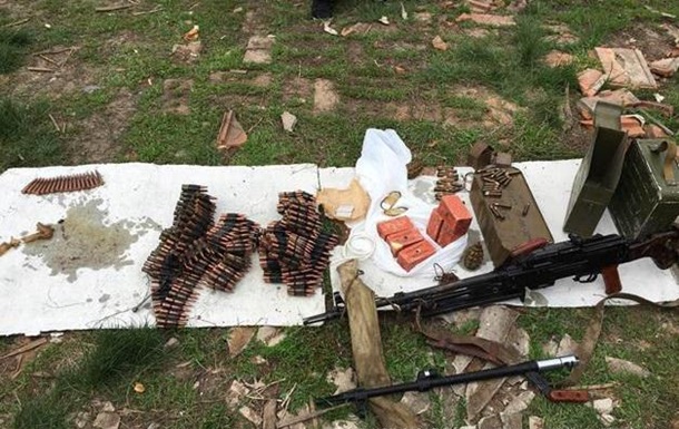 На Донбасі знайшли схованку зі зброєю диверсантів
