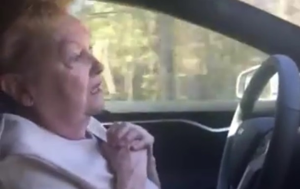 Видеохит: реакция бабушки на Tesla с автопилотом