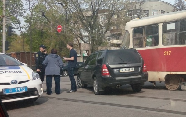 В Харькове Subaru врезался в трамвай