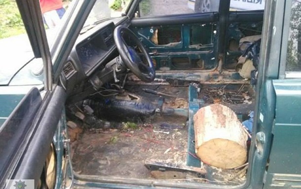 Поліція зупинила водія на дерев яній колоді