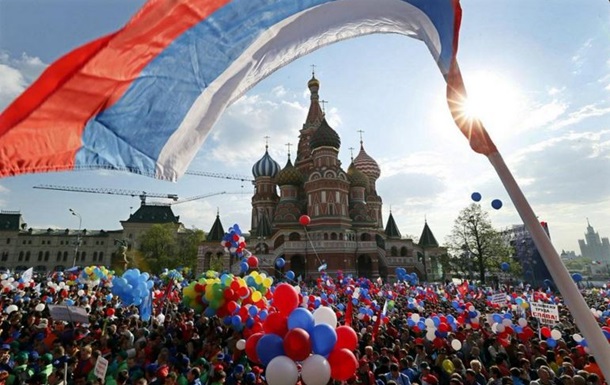 Першотравень в Росії зустрічати на вулиці вийшли 2,5 млн людей