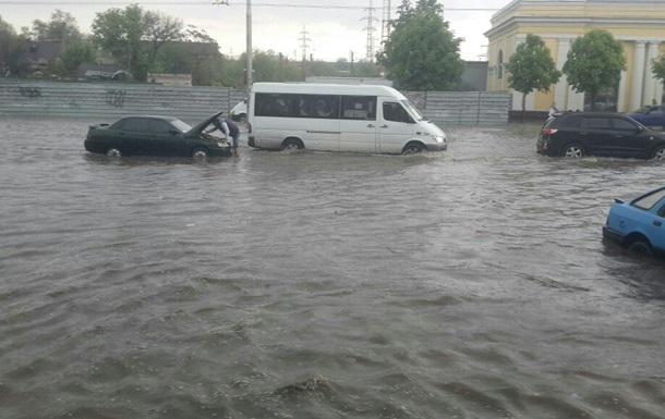 Центр Запоріжжя затопила сильна злива