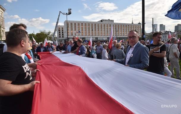 В Варшаве на протесты вышли около 200 тысяч людей