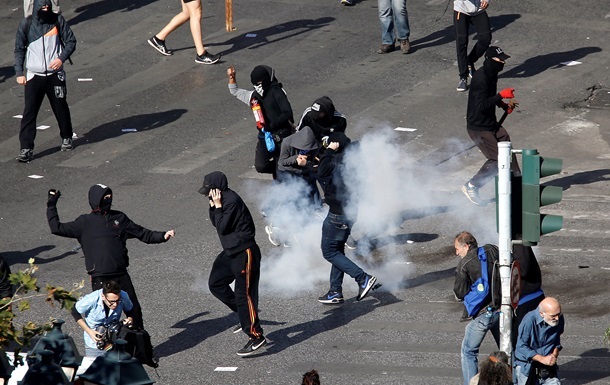 У Греції проти демонстрантів застосували сльозогінний газ