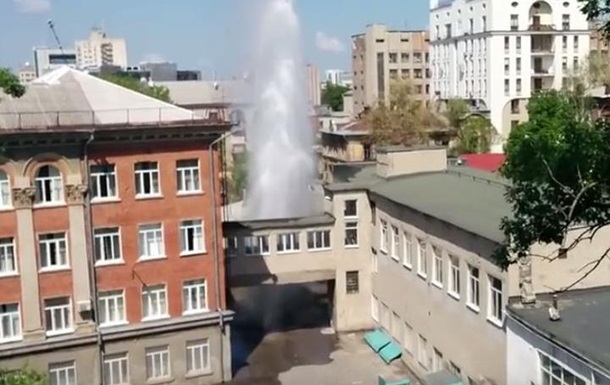 Во дворе харьковской школы прорвало трубу, фонтан достиг 20 метров