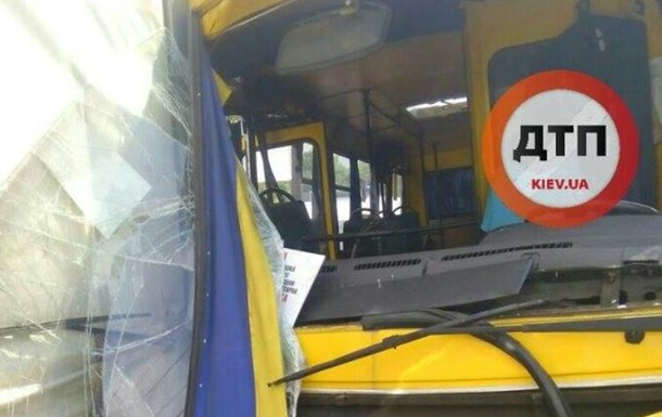 В Киеве маршрутка врезалась в грузовик: есть пострадавшие