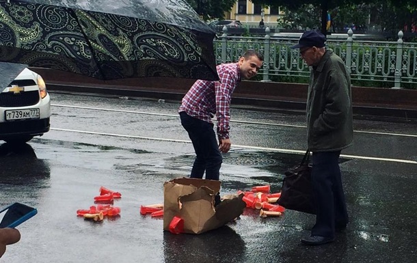В центре Москвы возникла пробка из-за фаллоимитаторов