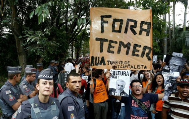 В Бразилии тысячи человек требовали отставки и.о. президента