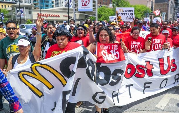 Работники McDonald s в США хотят получать не менее 15 долларов в час