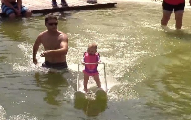 Младенец установил рекорд на водных лыжах