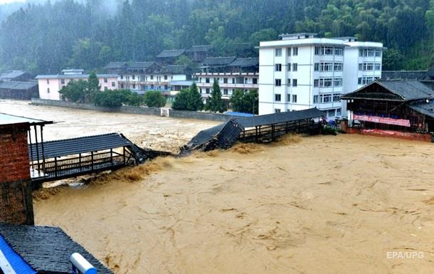 Наводнения в Китае разрушили тысячи домов