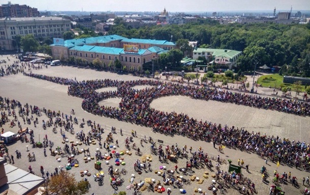 П ять тисяч велосипедистів зобразили символ Харкова