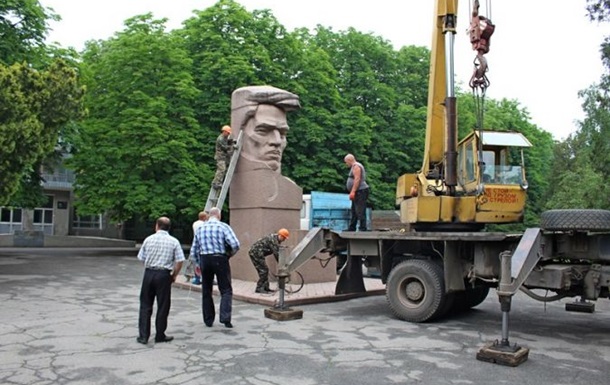 У Херсоні демонтували пам ятник Цюрупі
