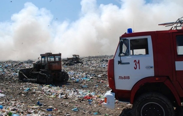 Шукати рятувальників під завалом сміття біля Львова будуть цілодобово