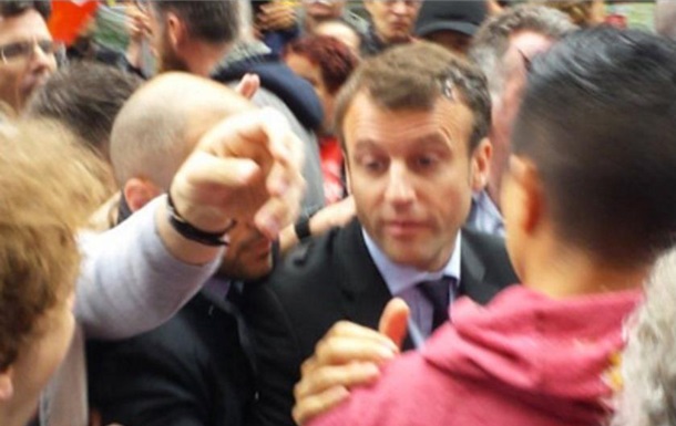 Министра экономики Франции забросали яйцами