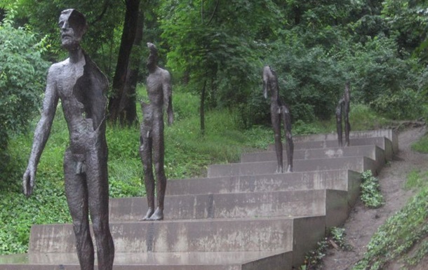 В Праге повредили памятник жертвам коммунизма