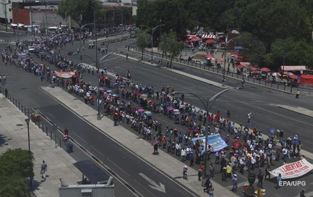 Страйкуючим мексиканським учителям пригрозили звільненнями