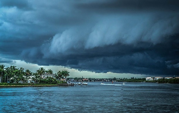 Во Флориде объявлено чрезвычайное положение из-за шторма Колин
