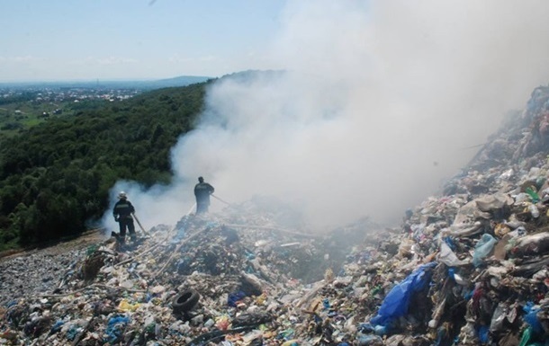 На звалищі під Львовом не можуть загасити пожежу