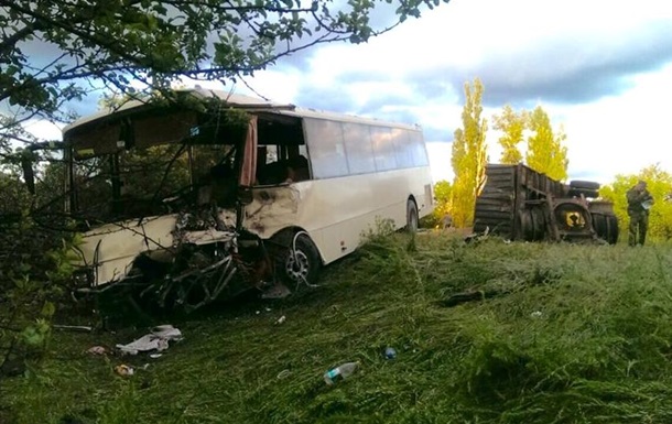 В Лисичанске столкнулись автобус и грузовик: семеро пострадавших