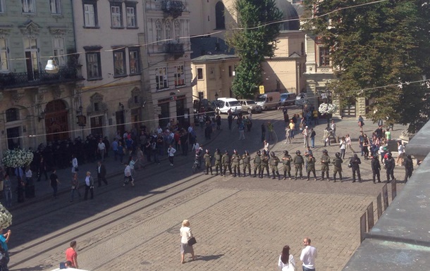 Столкновения во Львове: силовиков атаковали газом