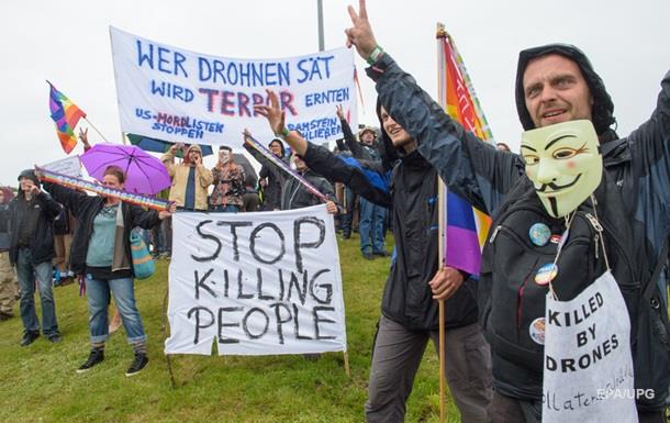 Тысячи людей провели акцию протеста у авиабазы США в Германии