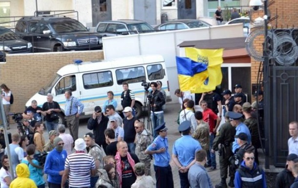 «Патриоты» атаковали российское консульство в Одессе навозом, яйцами и матами