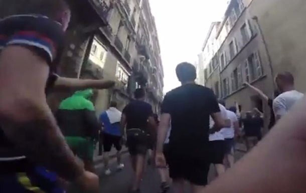 Російські фанати показали відео бійки в Марселі