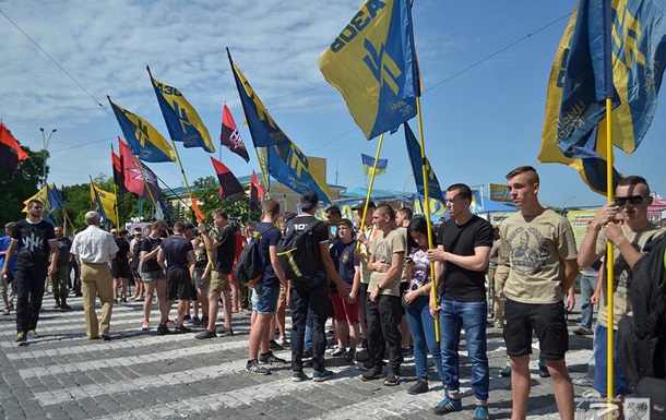 В Харькове Азов и ОУН пикетируют облсовет